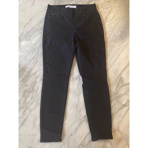 Levi Totally Shaping Pull-on Skinny Jeans - Size 8